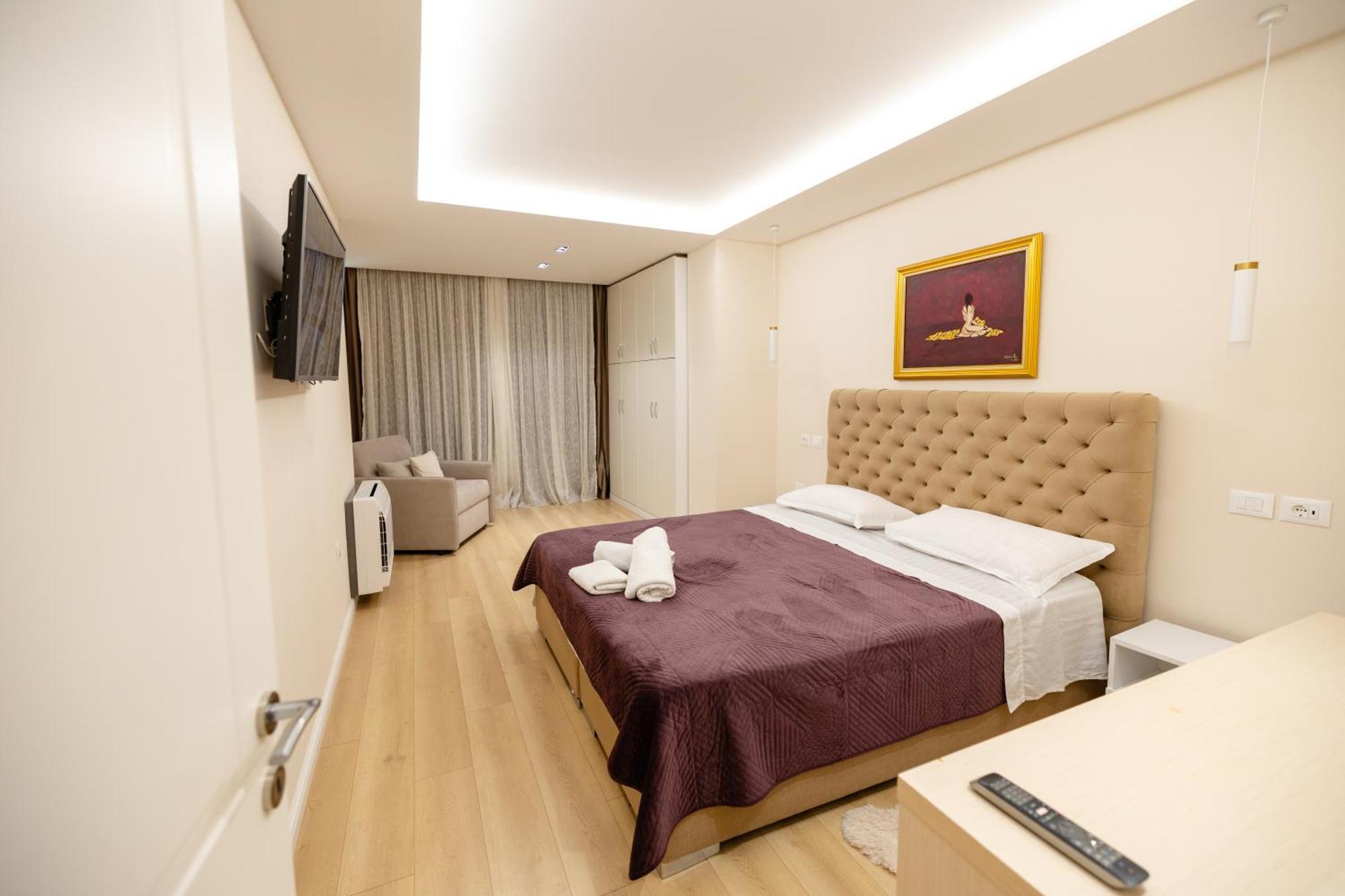 Luxury Center Observatori Apartment Tirana Exteriör bild