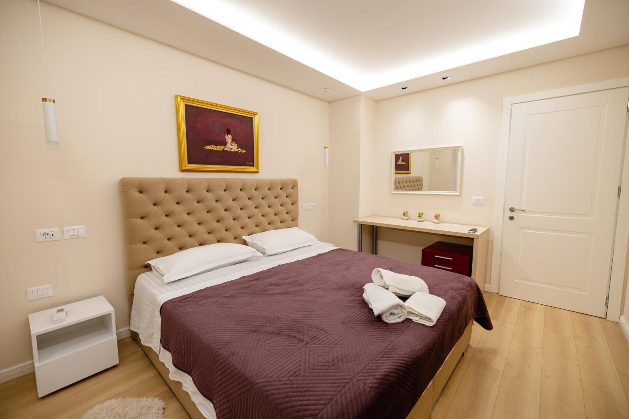 Luxury Center Observatori Apartment Tirana Exteriör bild