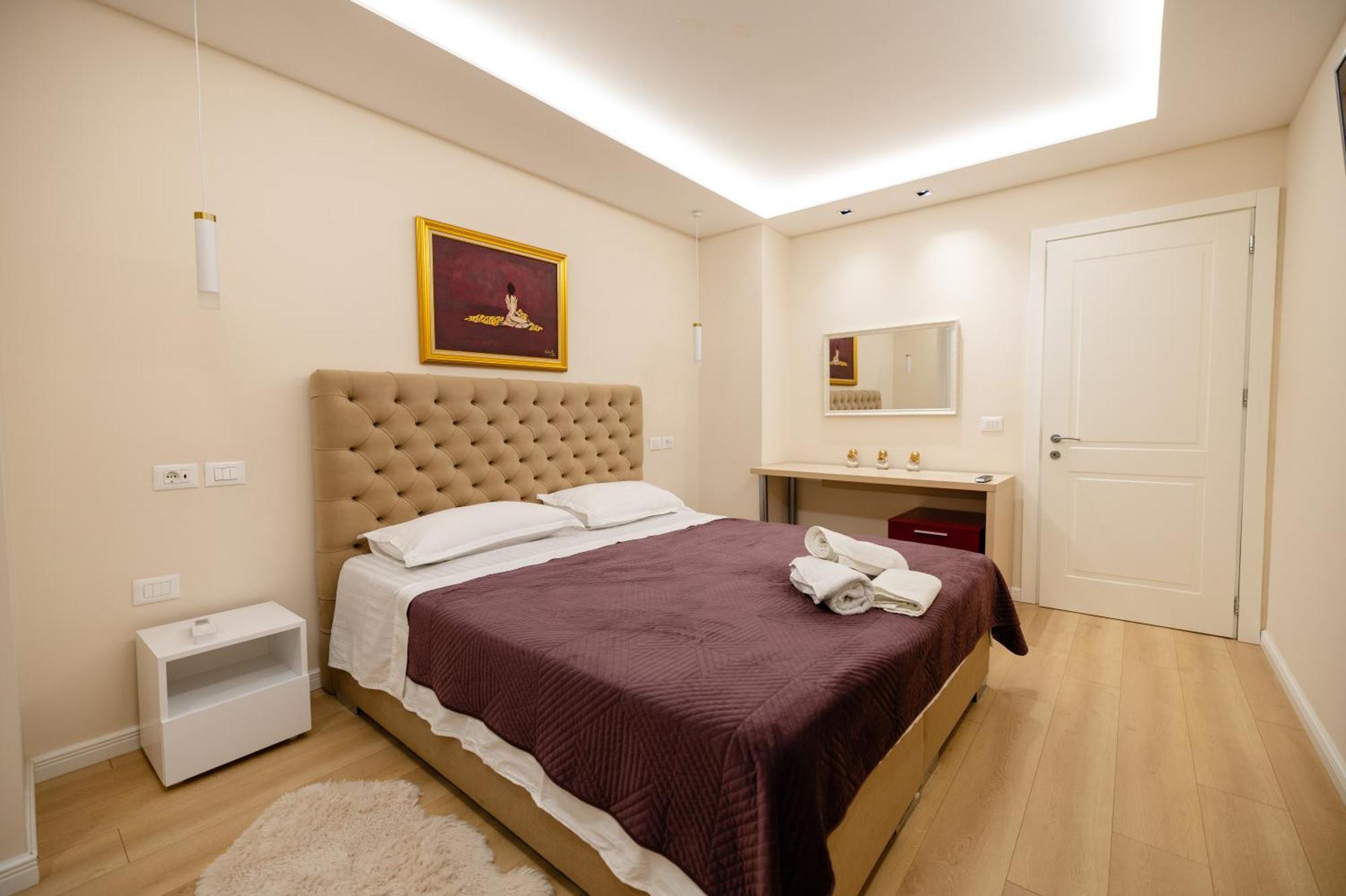 Luxury Center Observatori Apartment Tirana Exteriör bild